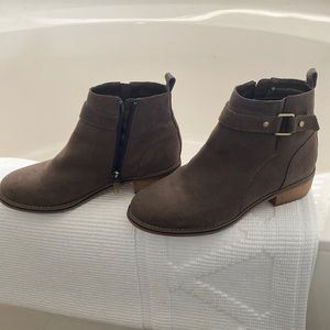 New listing, Blondo boots